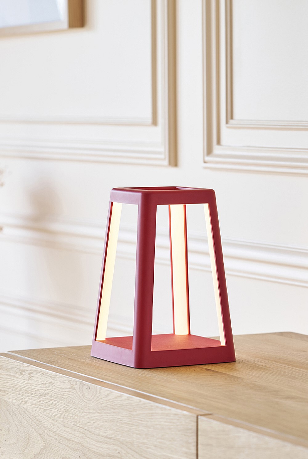 Lantern Portable Lamp With Built-in Wireless Charger - Red