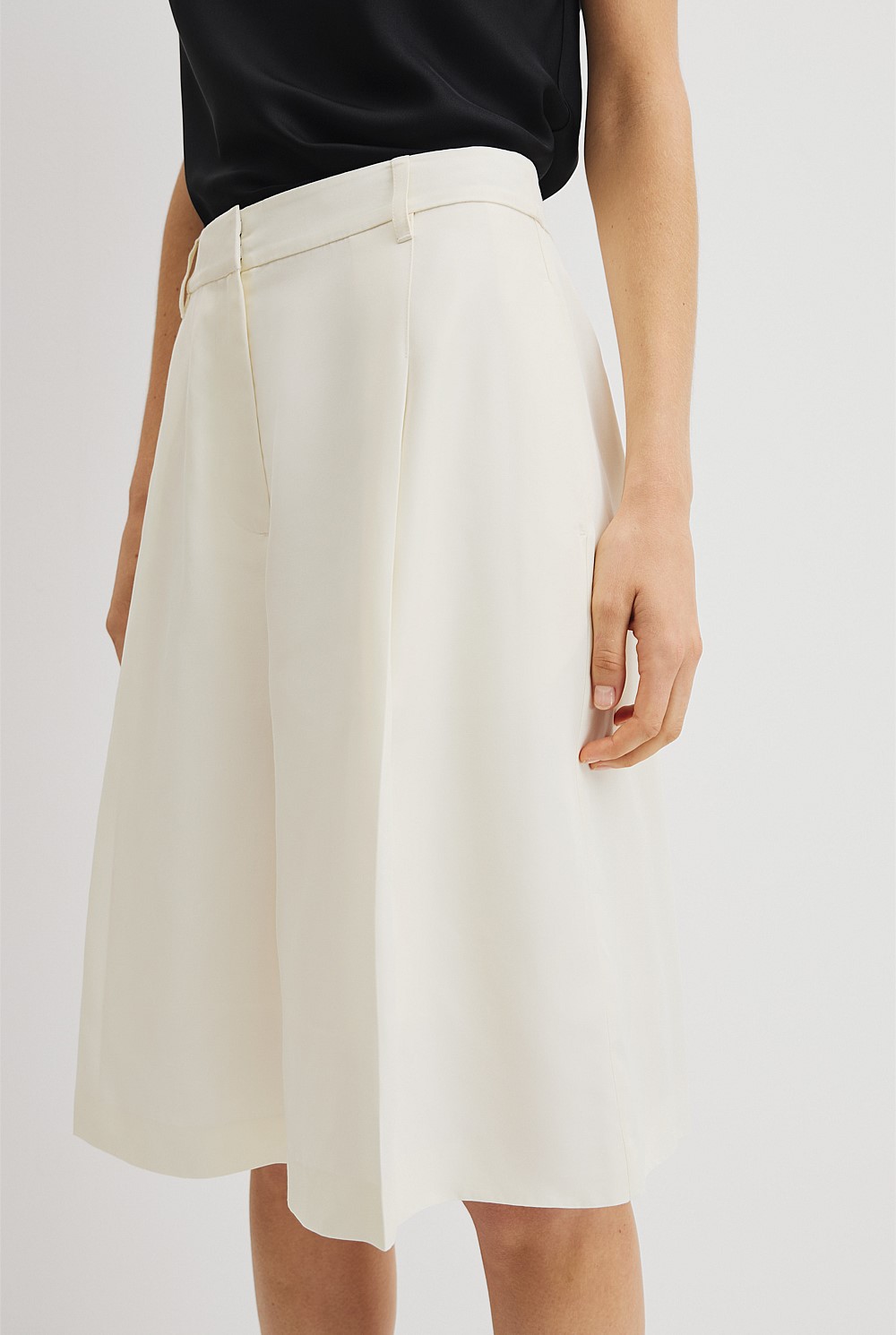 Crepe Bermuda Short